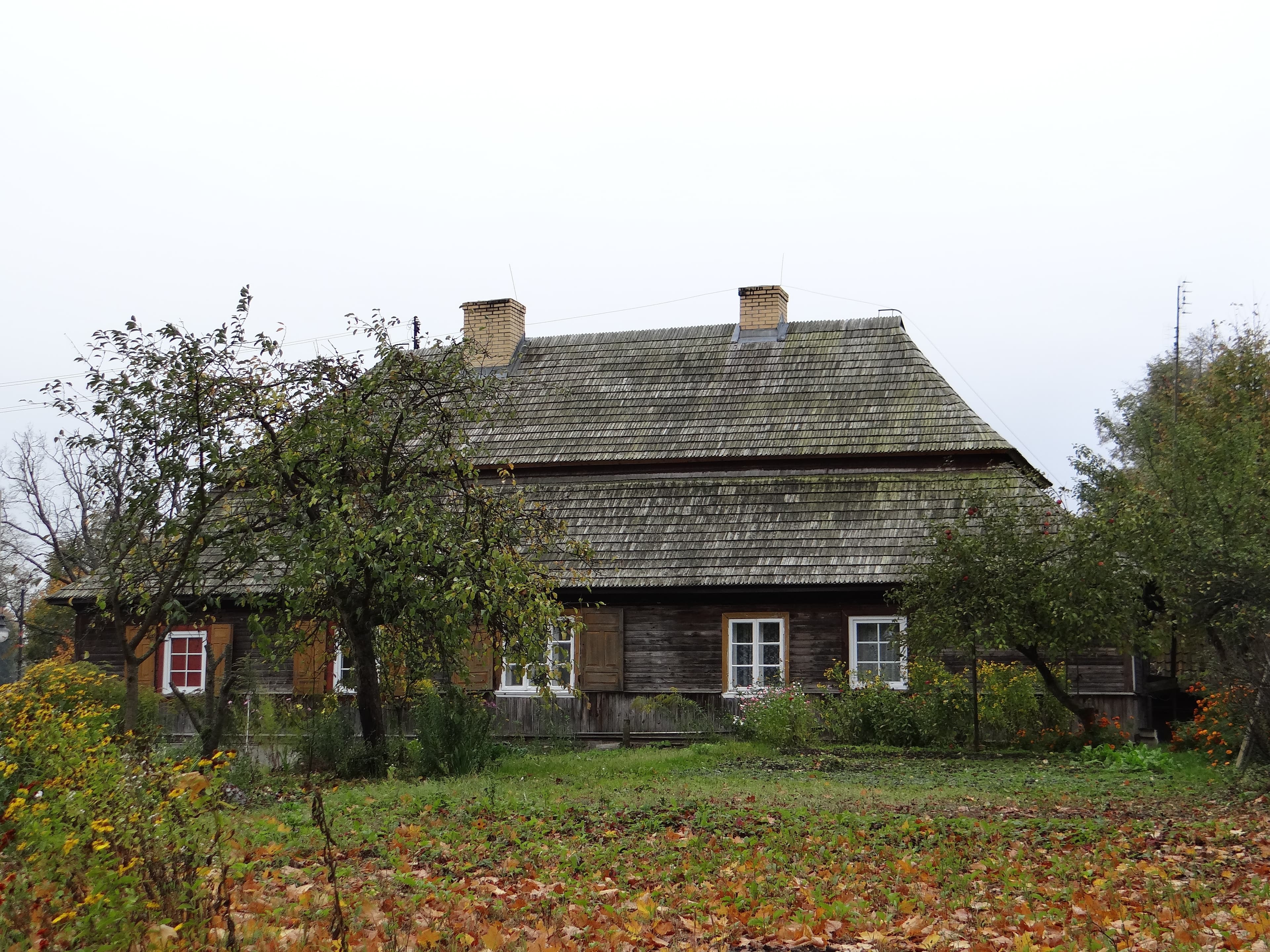 Drewniany dom na Pomorzu z dachem pokrytym fotowoltaiką