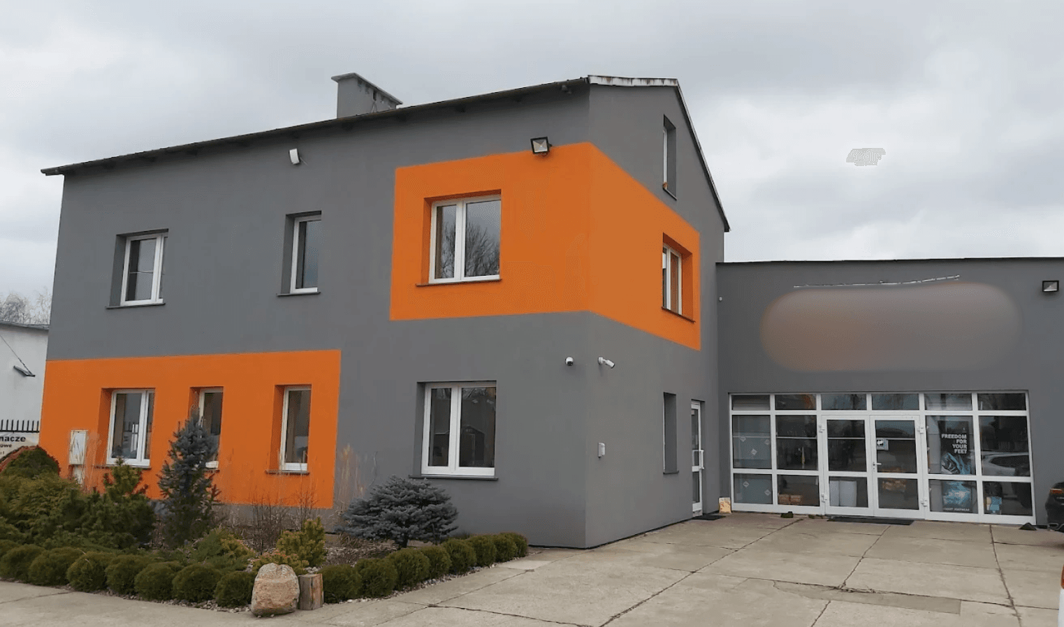 Hala firmy produkcyjnej z instalacją PV na dachu