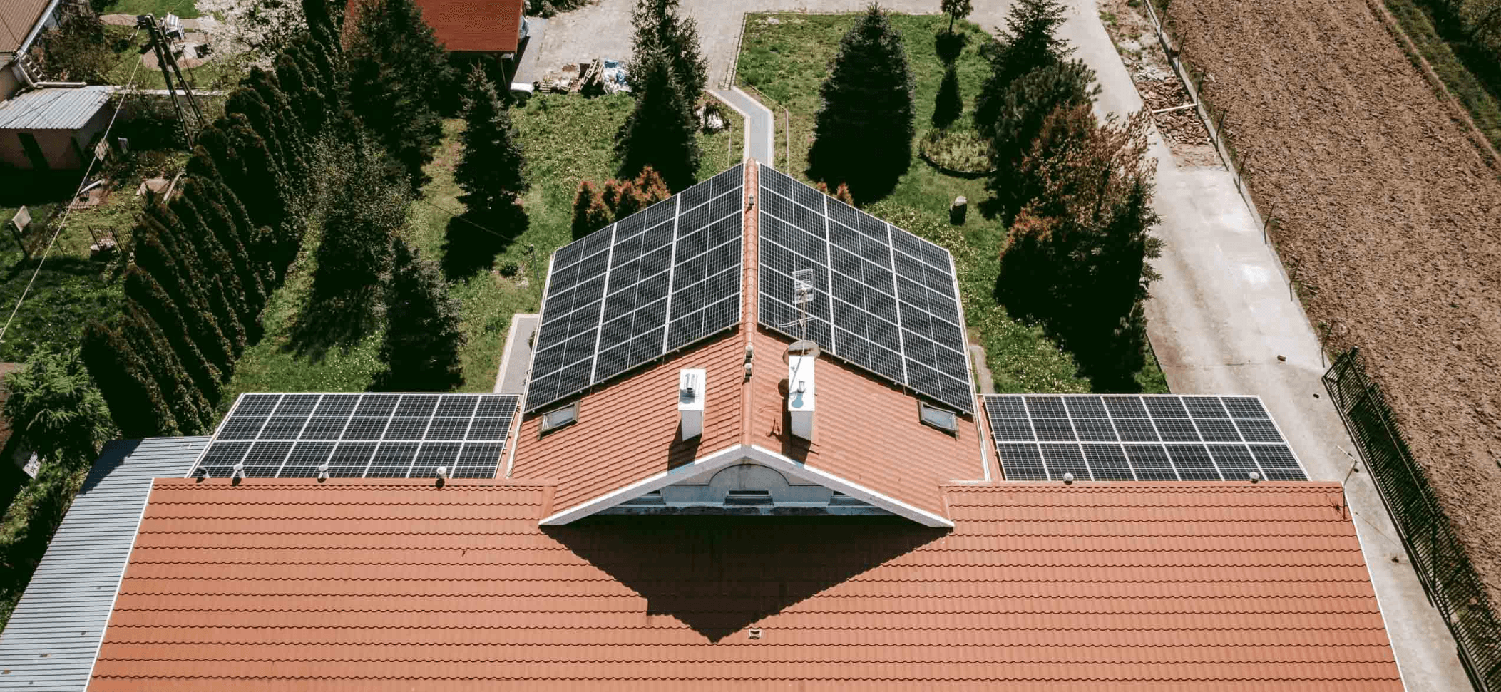 Zdjęcie z drona — dom z dachówką ceramiczną i instalacją PV dopasowaną do kształtu dachu