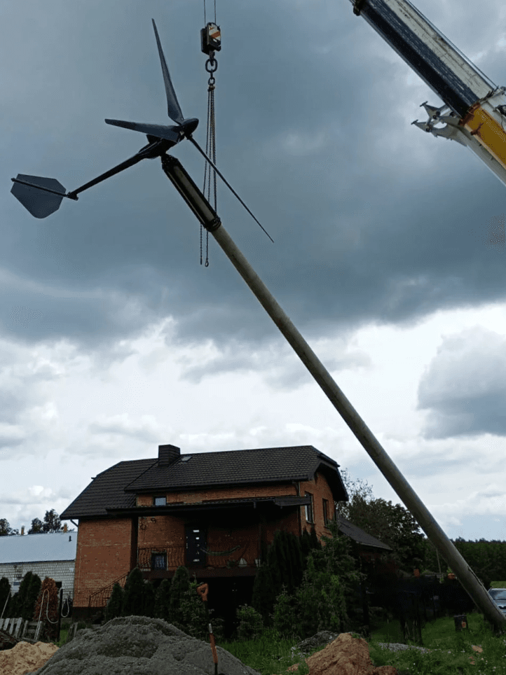 Montaż małej turbiny wiatrowej dźwigiem — projekt hybrydowy PV + wiatr na Pomorzu