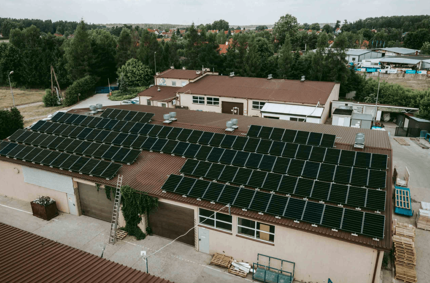 Zdjęcie z drona — obiekt komercyjny z dużą instalacją fotowoltaiczną na dachu